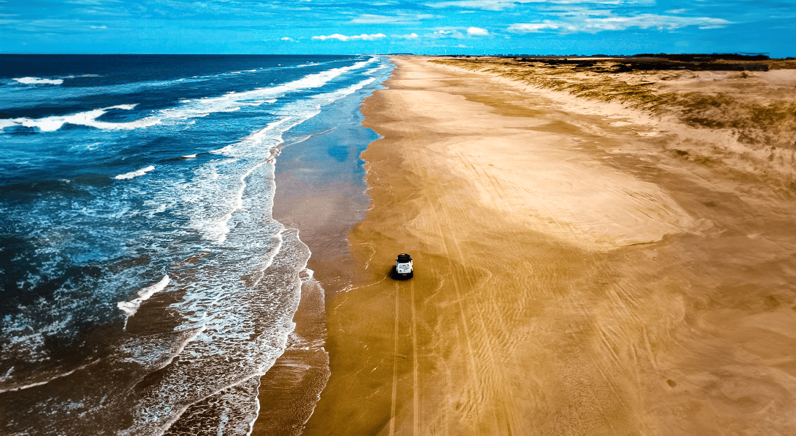 Vista aérea da Praia do Cassino, com extensa faixa de areia ao lado do Oceano Atlântico.
