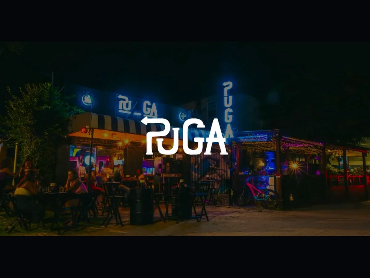 Fachada do PUGA Cassino à noite